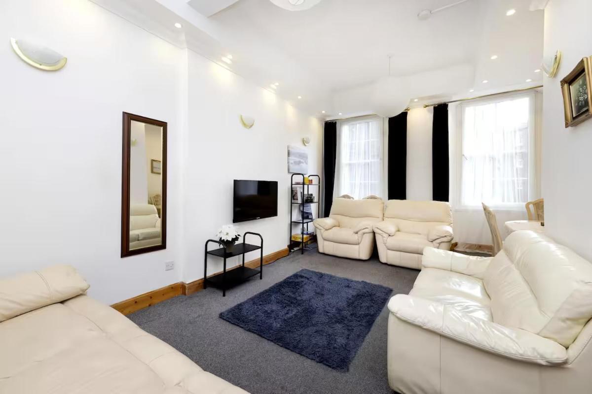 Joivy 3 Bed Flat In Old Town, Close To Grassmarket EDI